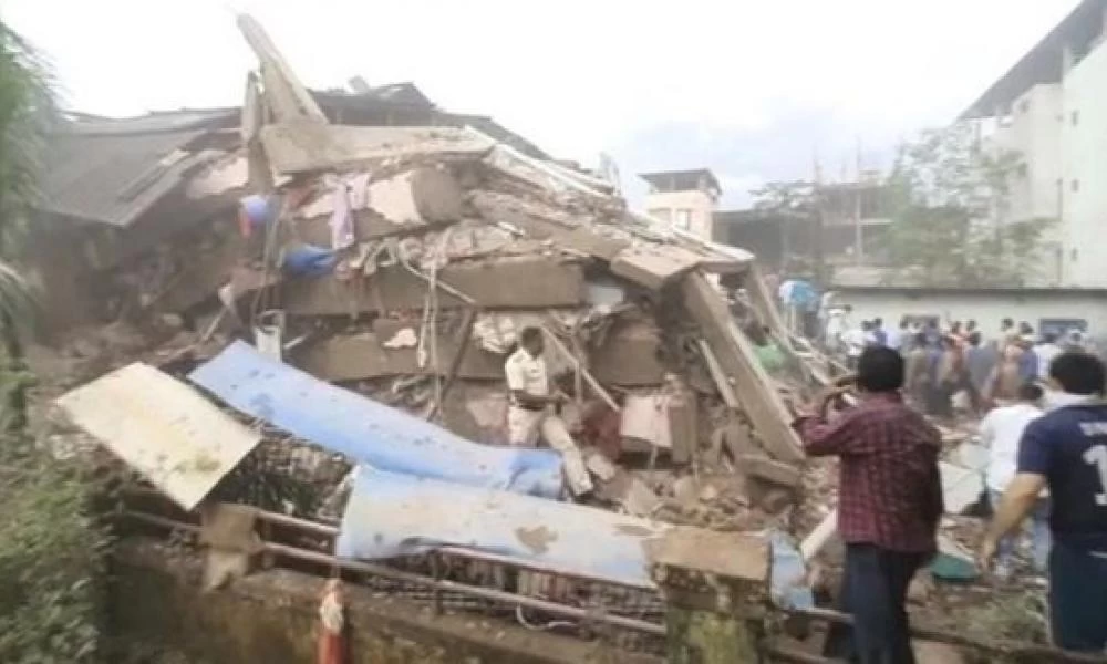 Ινδία: Τουλάχιστον 90 άνθρωποι παγιδεύτηκαν στα συντρίμμια πολυκατοικίας που κατέρρευσε